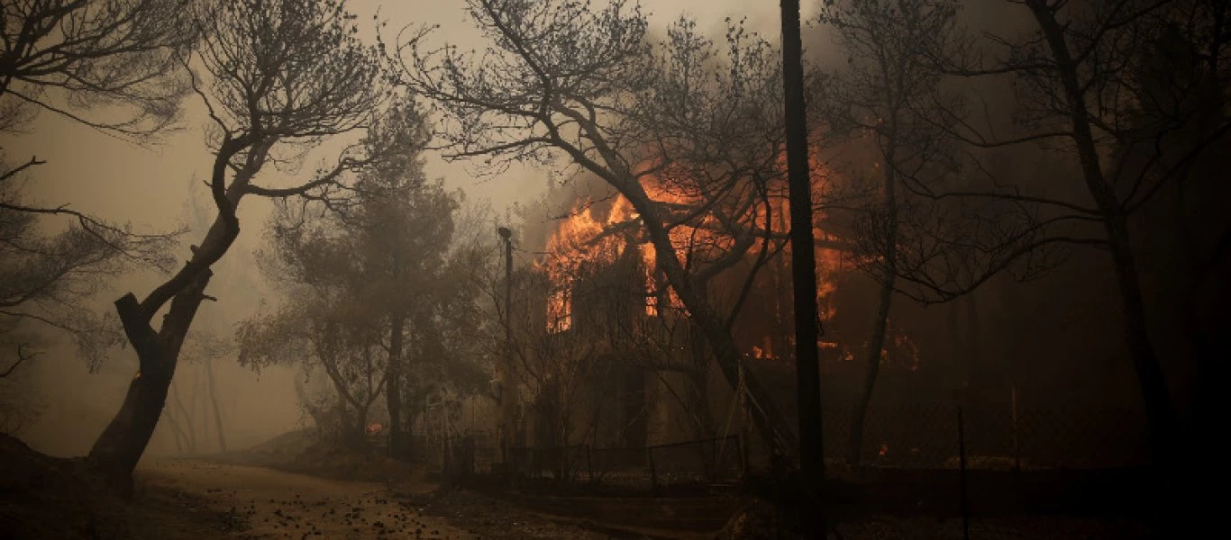 Πως ένας νεαρός καλλιτέχνης μετέφερε στον καμβά την φονική πυρκαγιά στο Μάτι (φώτο)